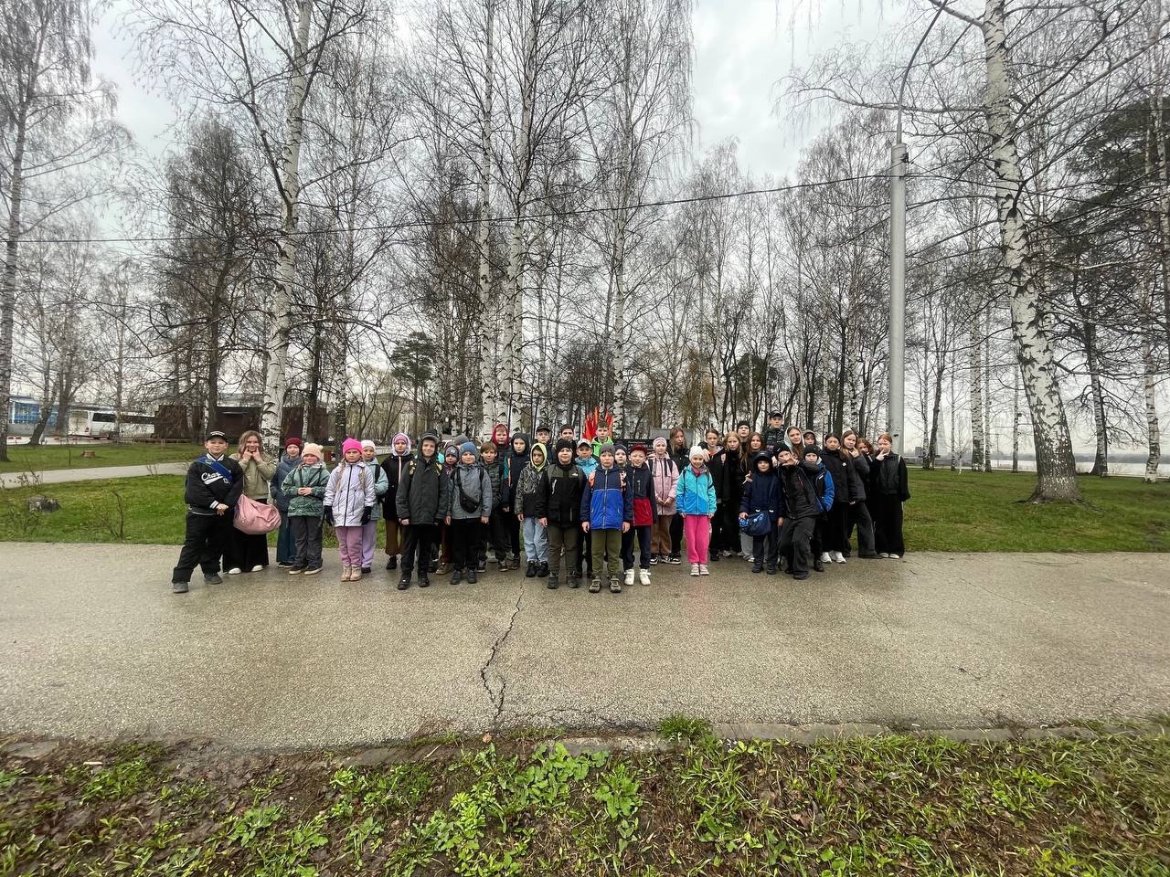 Возложение цветов к Памятнику, посвященному всем участникам специальной военной операции.